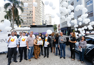 Durante ato simbólico, grupo lançou balões em homenagem às crianças desaparescidas