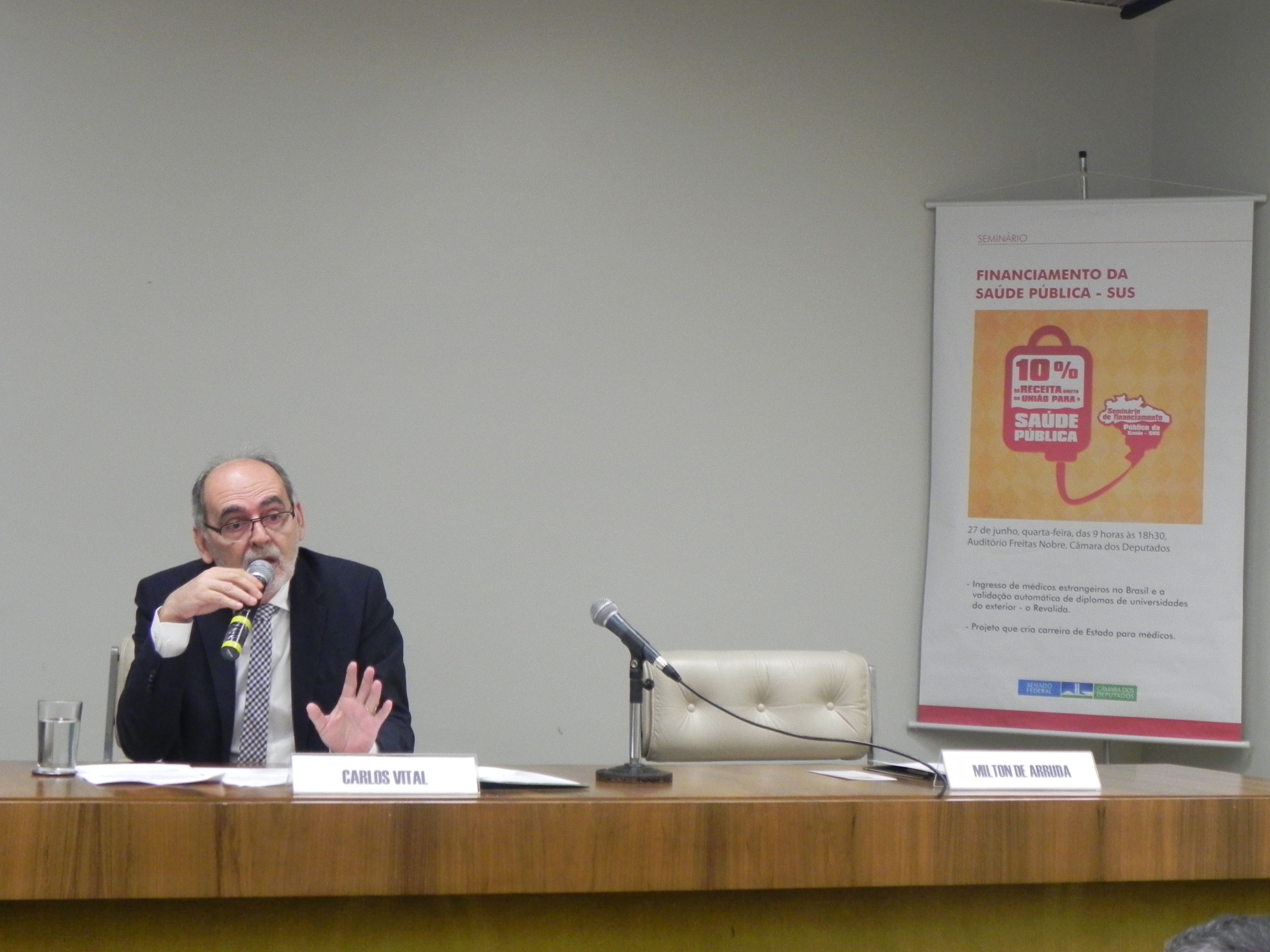 O vice-presidente do CFM, Carlos Vital, defendeu a valorização do médico, durante o seminário na Câmara