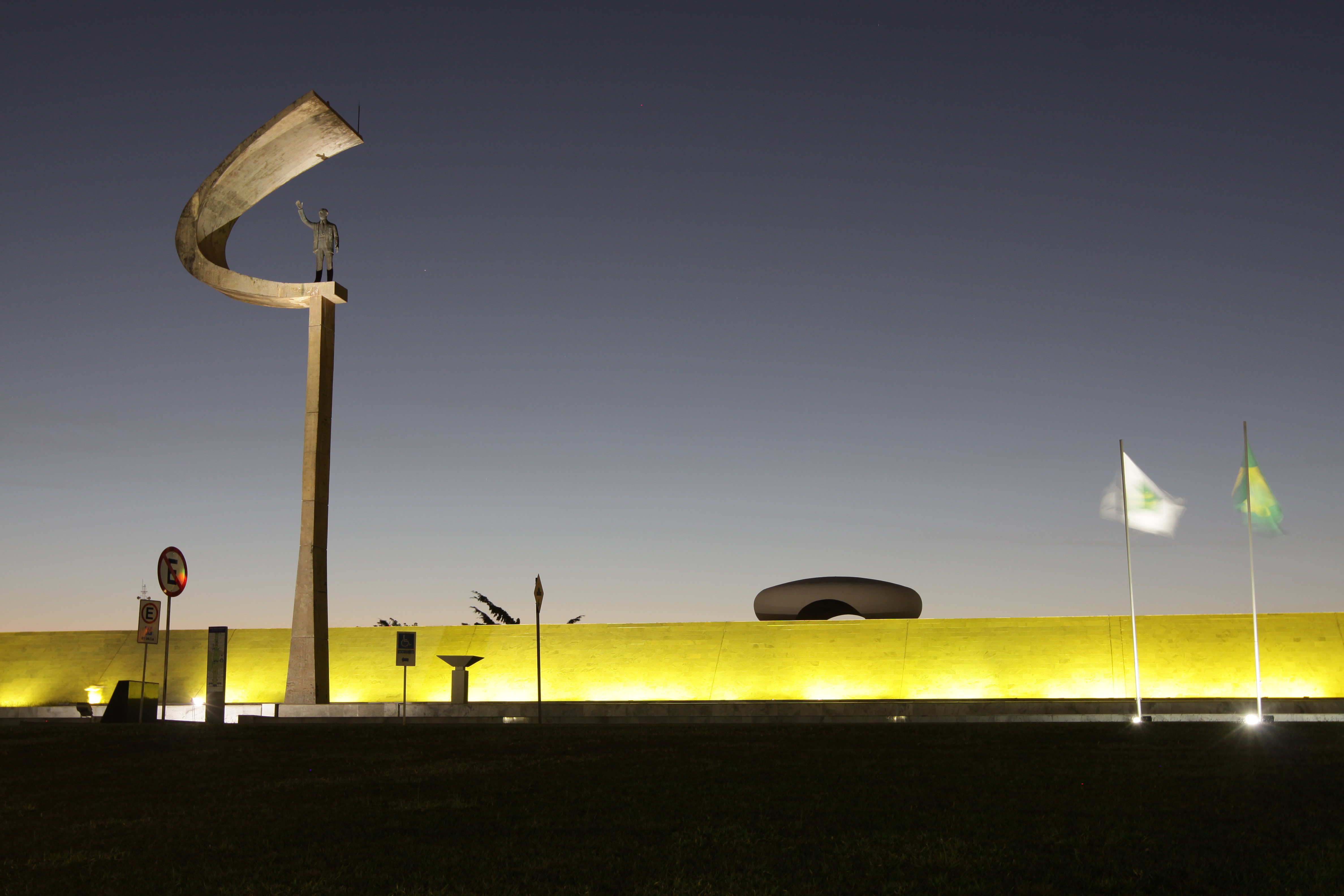 O Memorial JK também está iluminado de amarelo