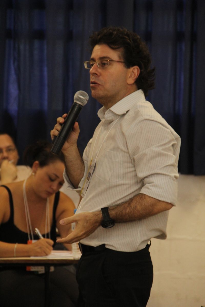 O professor da PUC-SP Áquilas Mendes defende mudanças na política econômica