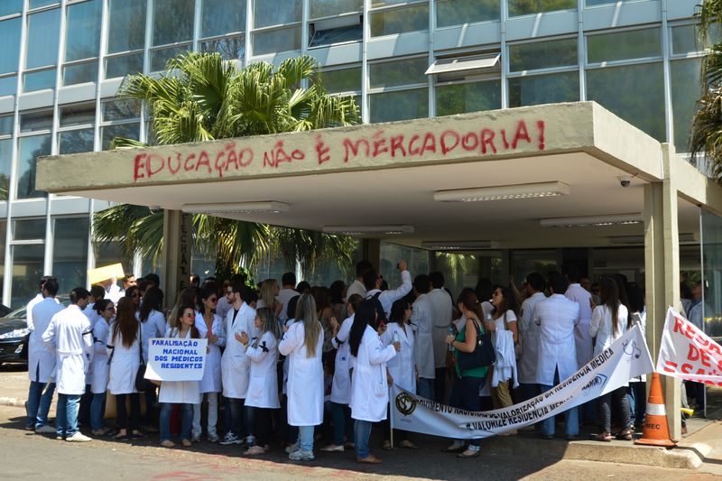 Os médicos residentes fizeram o alerta ao governo em setembro, com um protesto em frente ao Ministério da Educação  (Foto: Antonio Cruz/Agência Brasil)