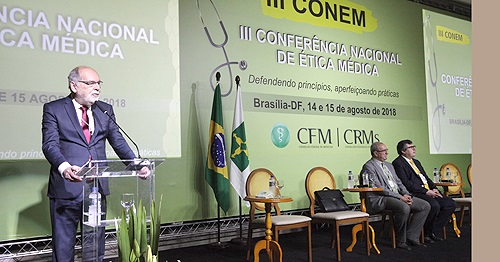 O presidente do CFM, Carlos Vital, agradeceu o empenho das lideranças médicas no processo de revisão