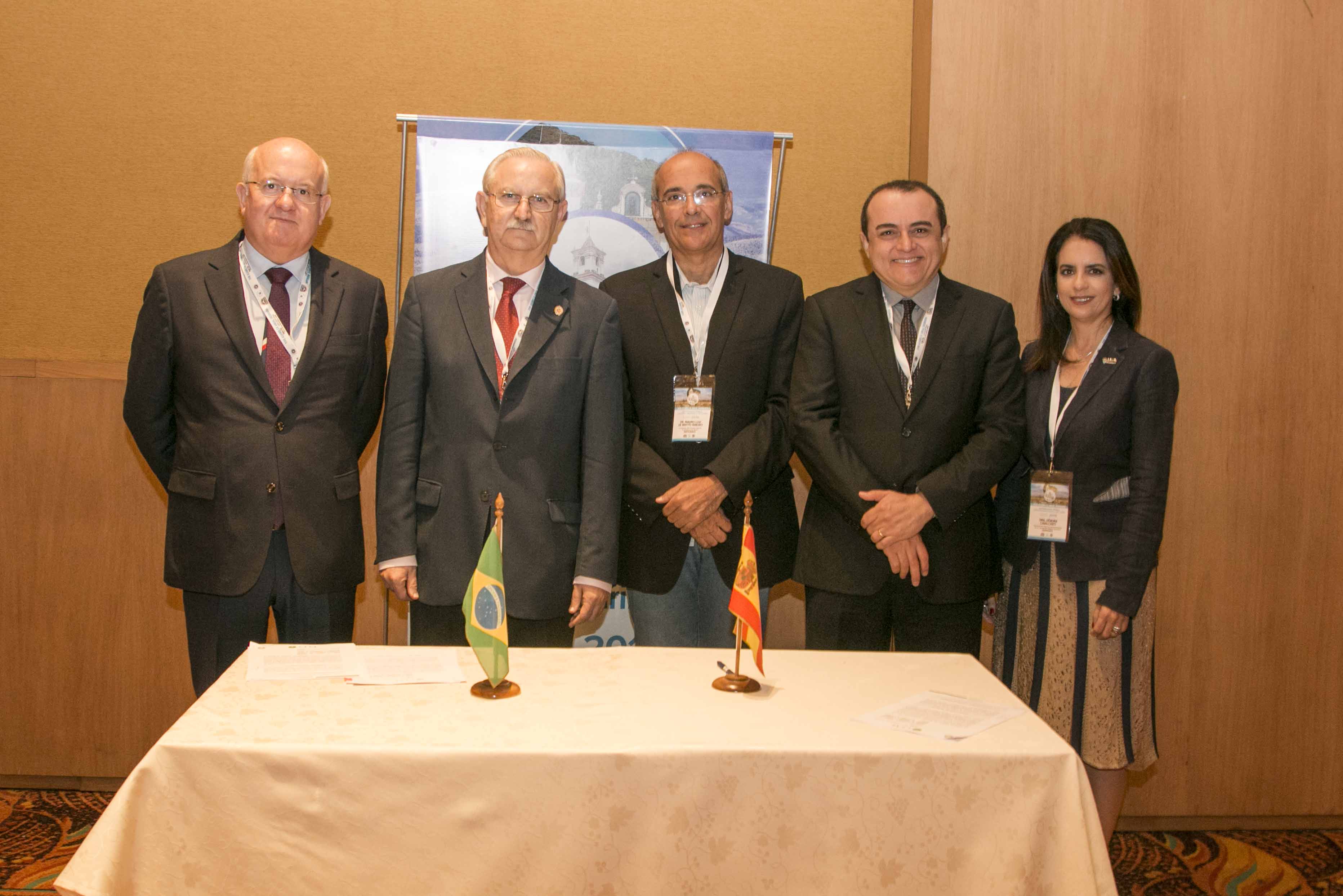 Comitiva do CFM em Salta, na Argentina, assina acordo com entidade espanhola durante evento da Confemel