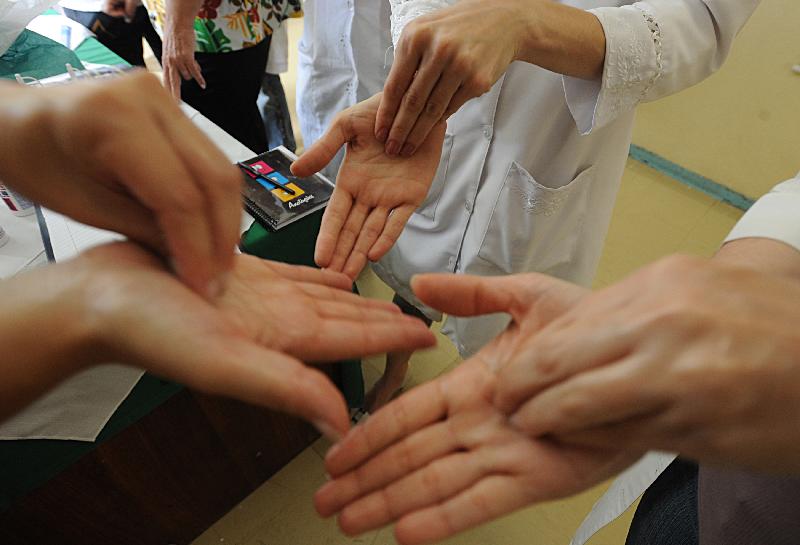 Profissionais de saúde são instruídos sobre limpeza corretamenta das mãos, conduta fundamental para prevenção de infecções (Foto: Marcello Casal/Agência Brasil)