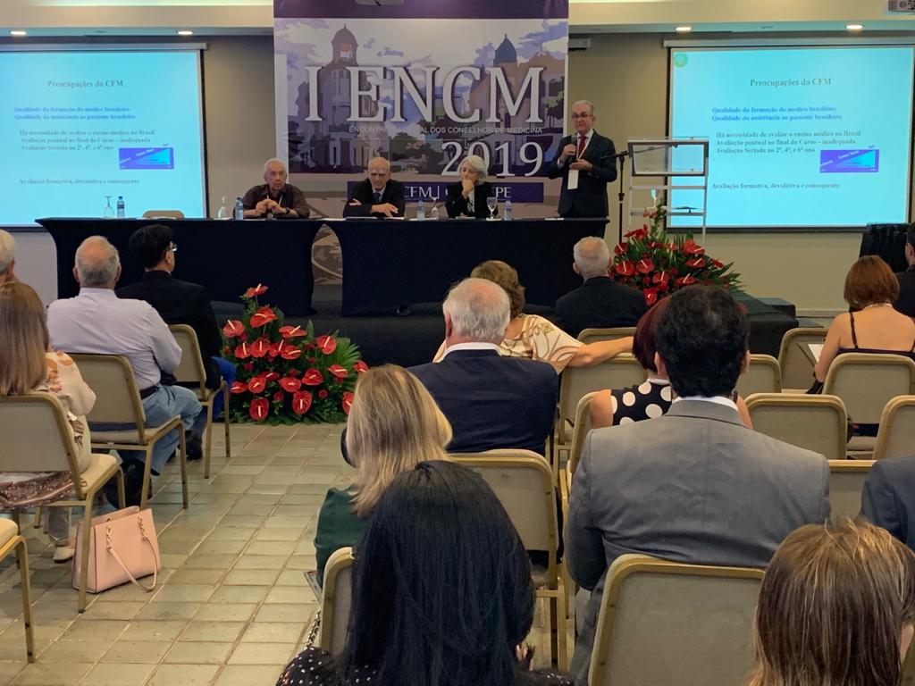 O coordenador da Comissão de Ensino Médico do CFM, Lúcio Flávio Gonzaga, defendeu que a avaliação dos egressos de medicina seja "formativa, devolutiva e consequente"