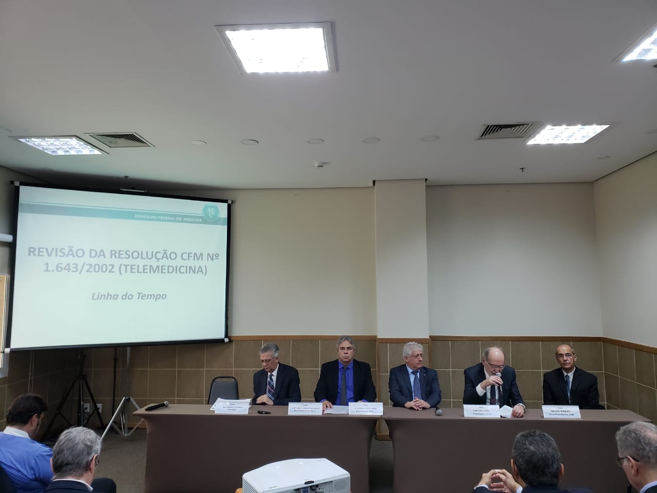 Na reunião, os representantes das entidades médicas definiram que que a Associação Médica Brasileira (AMB) receberá as contribuições das instituições para aperfeiçoamento da norma