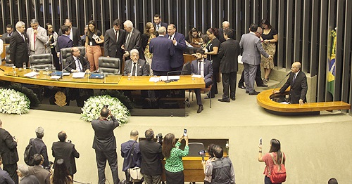 Durante a sessão solene, o presidente do CFM, Mauro Ribeiro, chamou a atenção dos parlamentares para que o texto original da Medida Provisória que institui o Programa Médicos pelo Brasil seja mantido