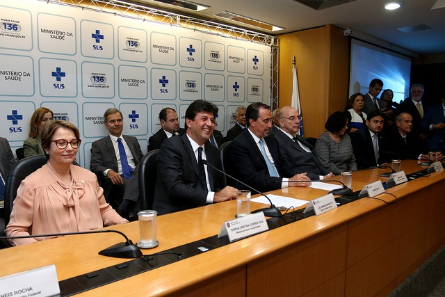 Na cermÃ´nia de posse, o novo ministro da SaÃºde, Luiz Henrique Mandetta, destacou que a criaÃ§Ã£o de uma carreira de Estado para mÃ©dicos do SUS serÃ¡ uma das prioridades do novo governo