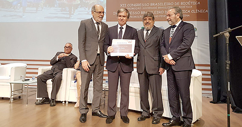 Português Rui Nunes, com o diploma em mãos, foi um dos homenageados