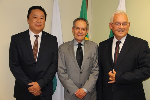 Roberto Yosida, vice-presidência; Luiz Ernesto Pujol, que deixou a prsidência e agora é o secretário-geral; e Wilmar Mendonça Guimarães, novo presidente do CRM-PR.