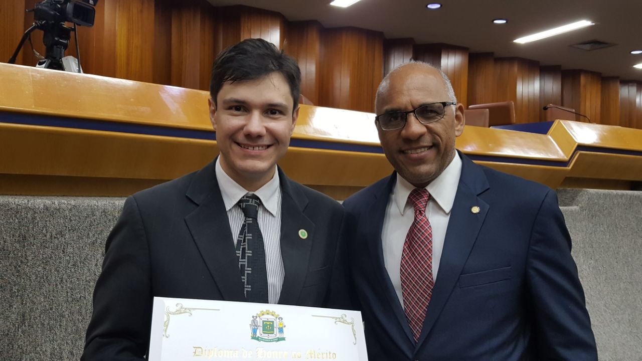 O presidente do Cremego, Leonardo Mariano Reis, recebeu a homenagem das mãos do vereador e 2º vice-presidente da Casa, Rogério Cruz