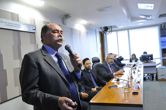 O conselheiro federal Salomão Rodrigues Filho falou aos senadores sobre a falta de parceria entre operadoras e prestadores (foto: Geraldo Magela/Agência Senado)
