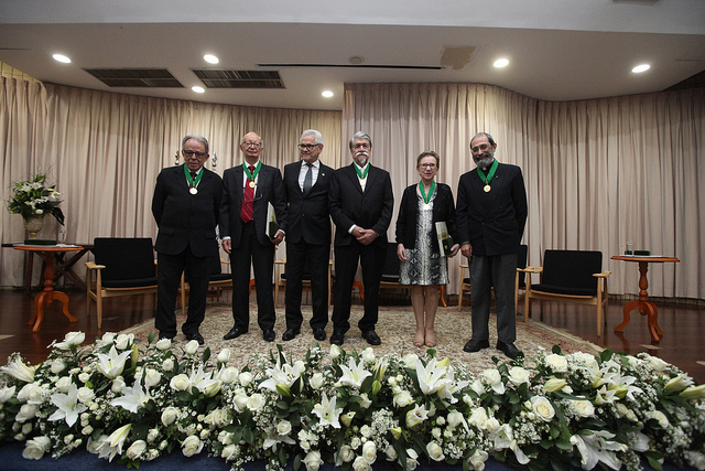  2º vice-presidente do CFM, Jecé Freitas Brandão (terceiro à esq.) conduziu a cerimônia de entrega das Comendas 2018