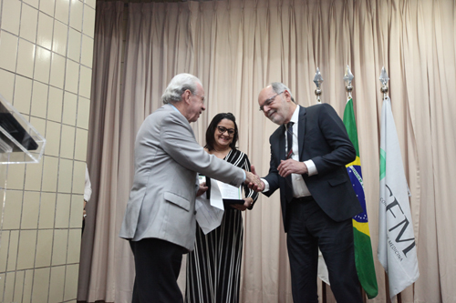 Nelson Grisard e Mirian Parente entregam placa a Carlos Vital; celebração ocorreu no primeiro dia do II ENCM