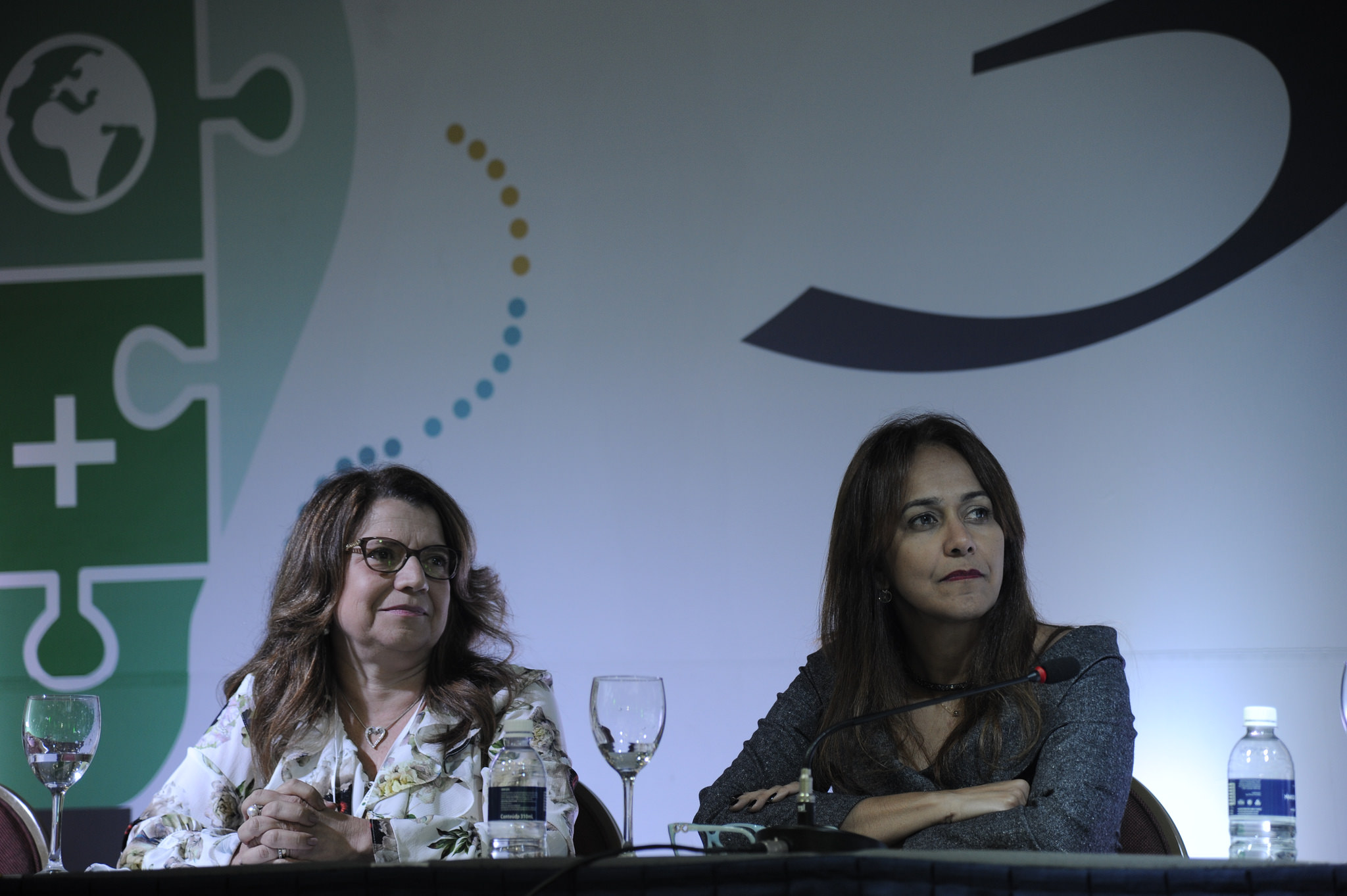Kátia Guimarães e Rosylane Rocha apresentaram casos de assédio moral contra residentes e estudantes