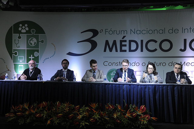 Primeira mesa do Fórum de Médico Jovem debateu desafios da medicina