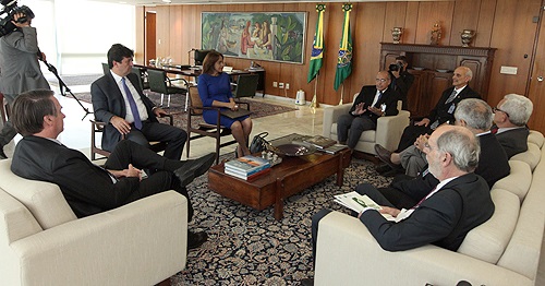 Os diretores do CFM apresentaram ao presidente Jair Bolsonaro os pedidos dos médicos brasileiros