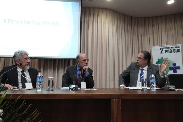 Desembargador Vieira de Mello, à direita, discorreu sobre formas de contratualização