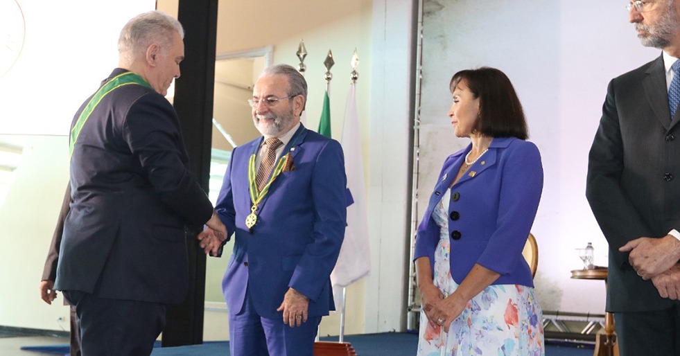 Presidente do CFM e conselheiros são agraciados com Medalha de Ordem do Mérito Médico