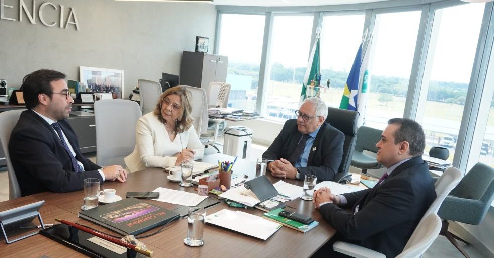 Ministra da Saúde de Portugal visita CFM para discutir mobilidade profissional